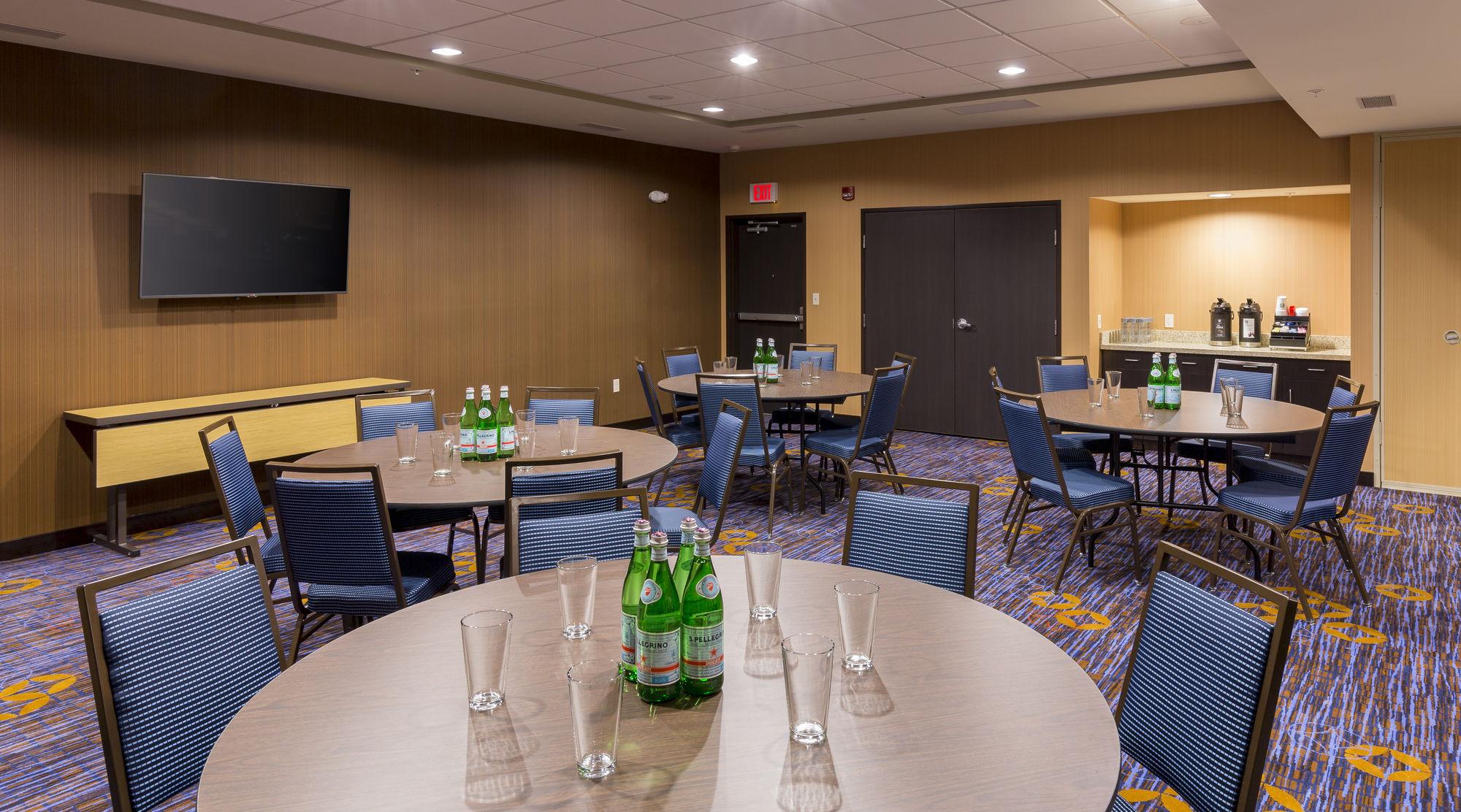Courtyard By Marriott Bismarck North Hotel Ngoại thất bức ảnh