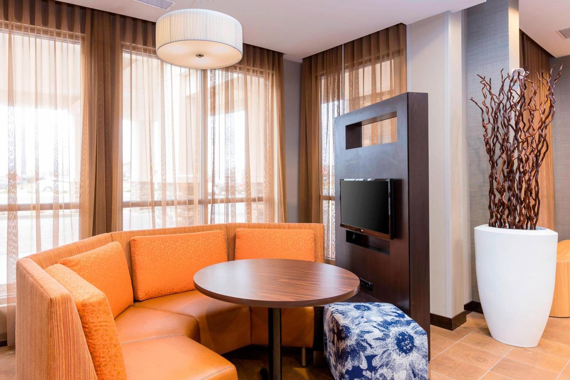 Courtyard By Marriott Bismarck North Hotel Ngoại thất bức ảnh