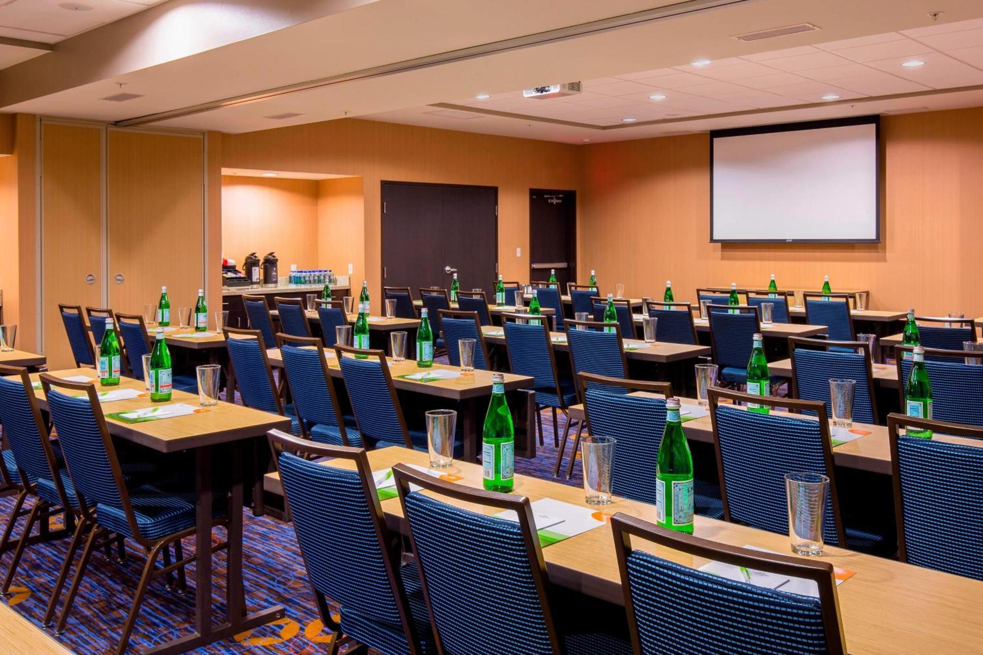 Courtyard By Marriott Bismarck North Hotel Ngoại thất bức ảnh