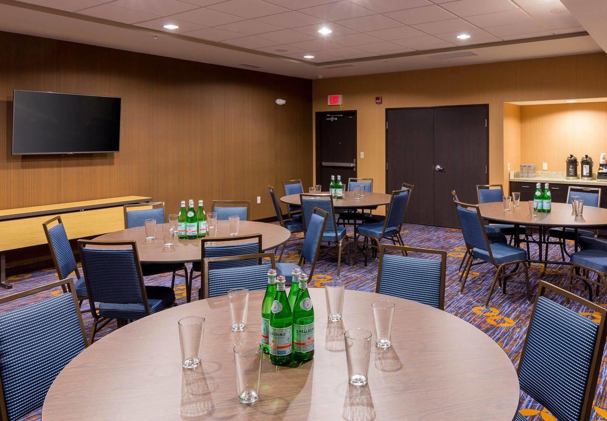 Courtyard By Marriott Bismarck North Hotel Ngoại thất bức ảnh